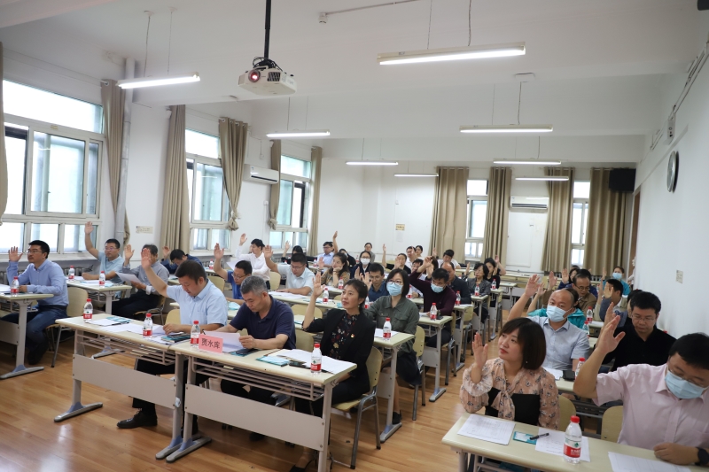 伟德国际victor1946召开第五届教职工代表大会第四次会议-2.JPG