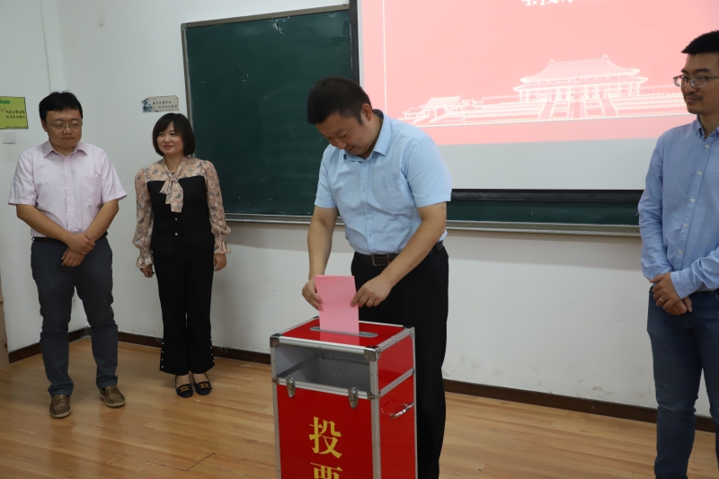 伟德国际victor1946召开第五届教职工代表大会第四次会议-3.JPG